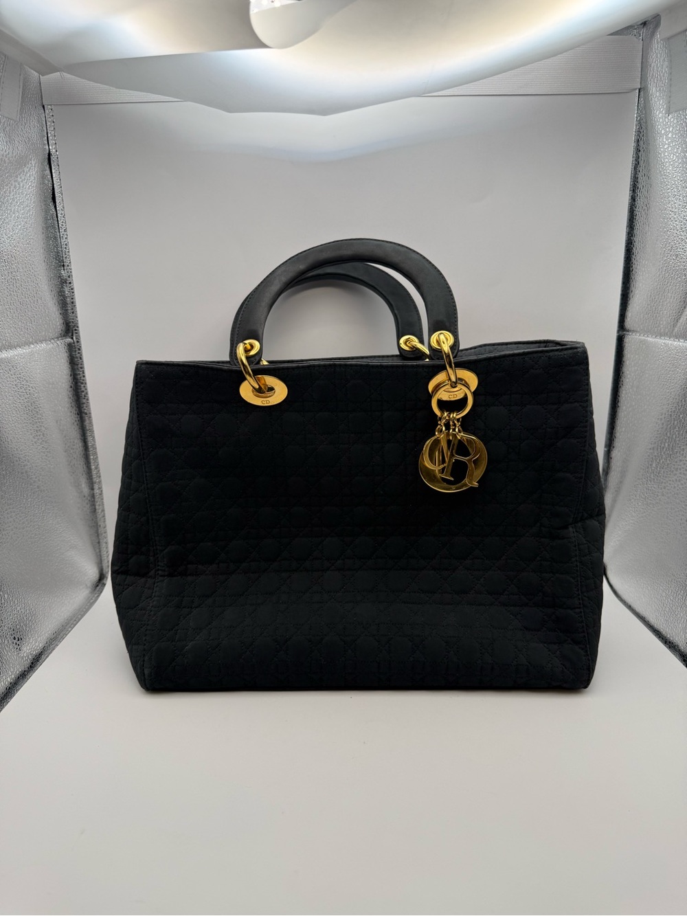 Dior vintage 2002 woman’s handbag with authenticity.